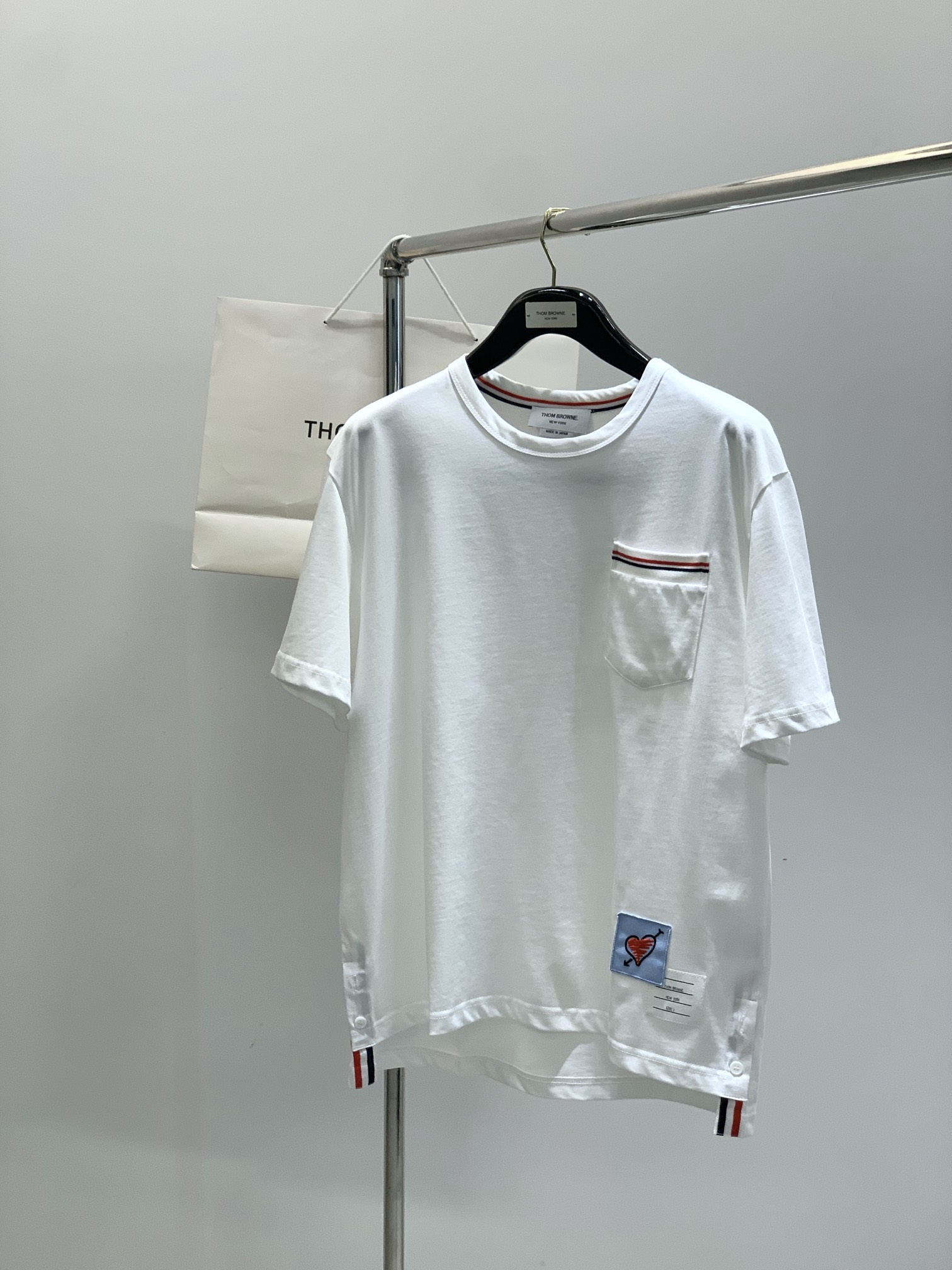 ，Thom Browne 汤姆·布朗 ，2025夏季最新品，时尚休闲圆领短袖T恤，专柜同步有售，原单狠货
