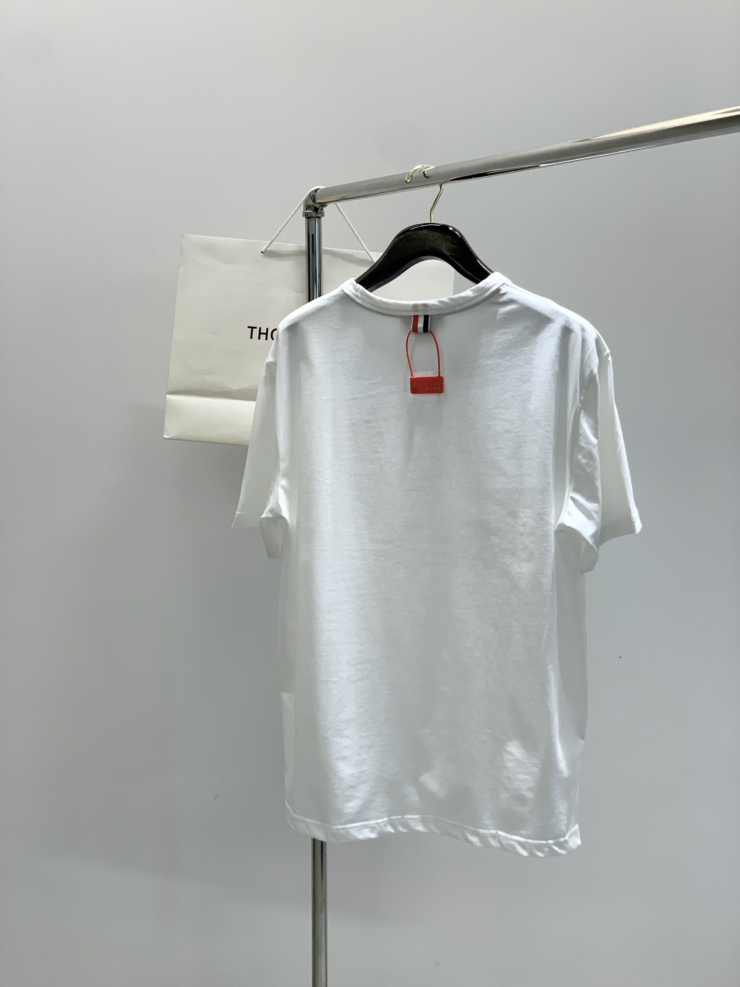 ，Thom Browne 汤姆·布朗 ，2025夏季最新品，时尚休闲圆领短袖T恤，专柜同步有售，原单狠货