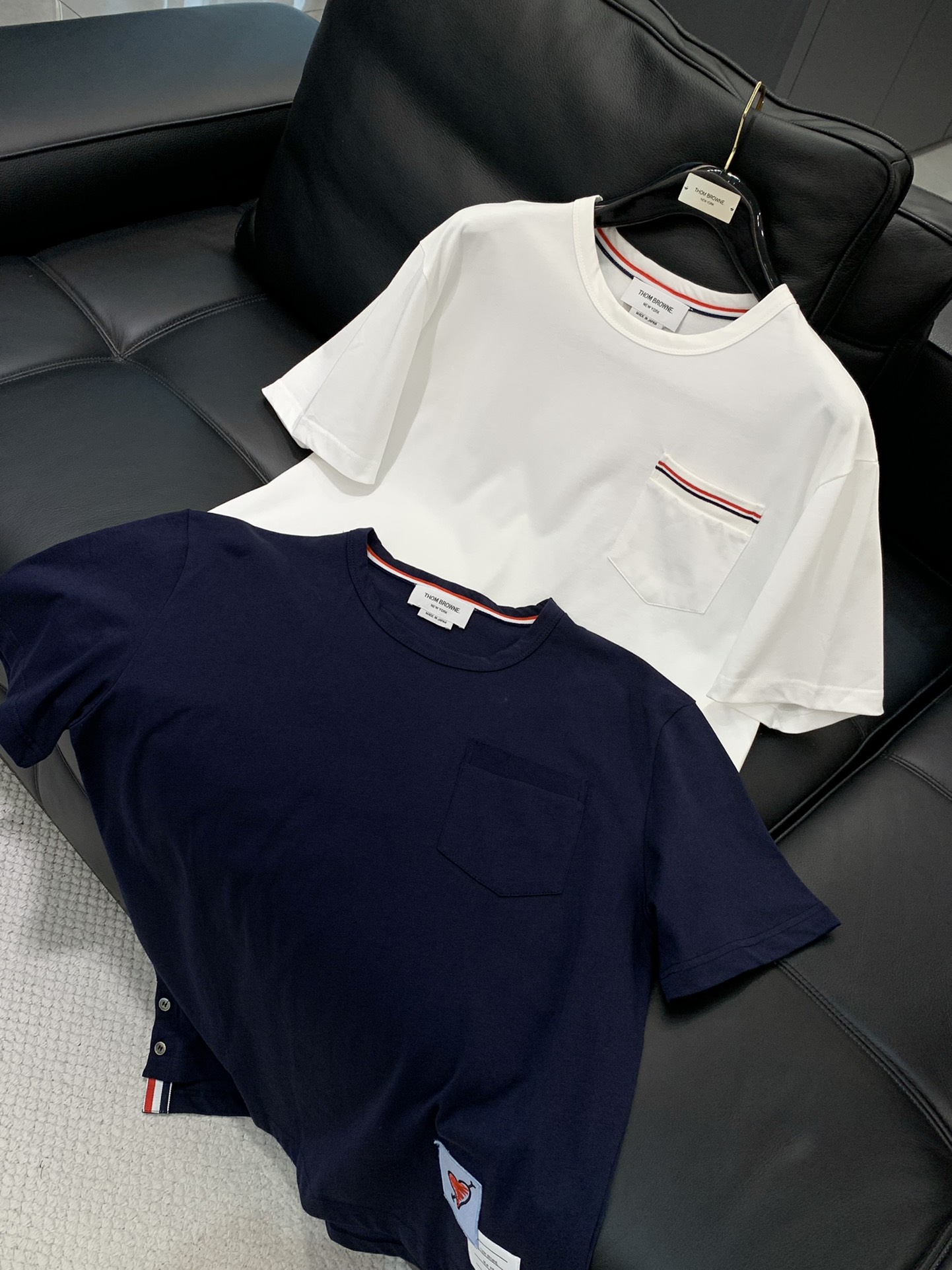 ，Thom Browne 汤姆·布朗 ，2025夏季最新品，时尚休闲圆领短袖T恤，专柜同步有售，原单狠货