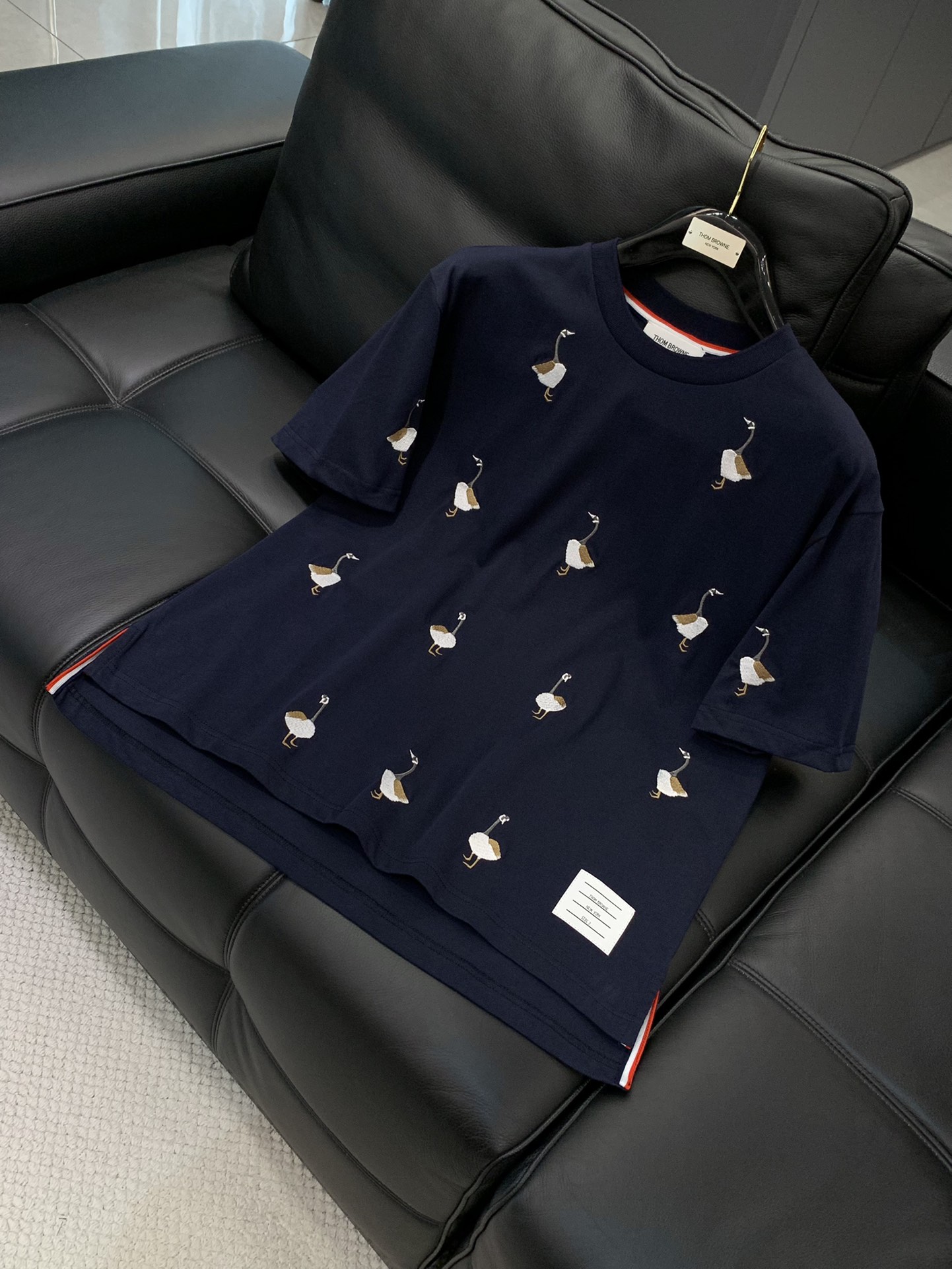 ，Thom Browne 汤姆·布朗 ，2025夏季最新品，时尚休闲圆领短袖T恤，专柜同步有售，原单狠货