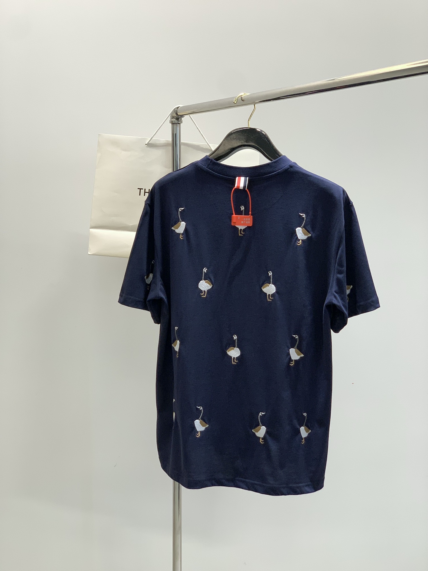 ，Thom Browne 汤姆·布朗 ，2025夏季最新品，时尚休闲圆领短袖T恤，专柜同步有售，原单狠货