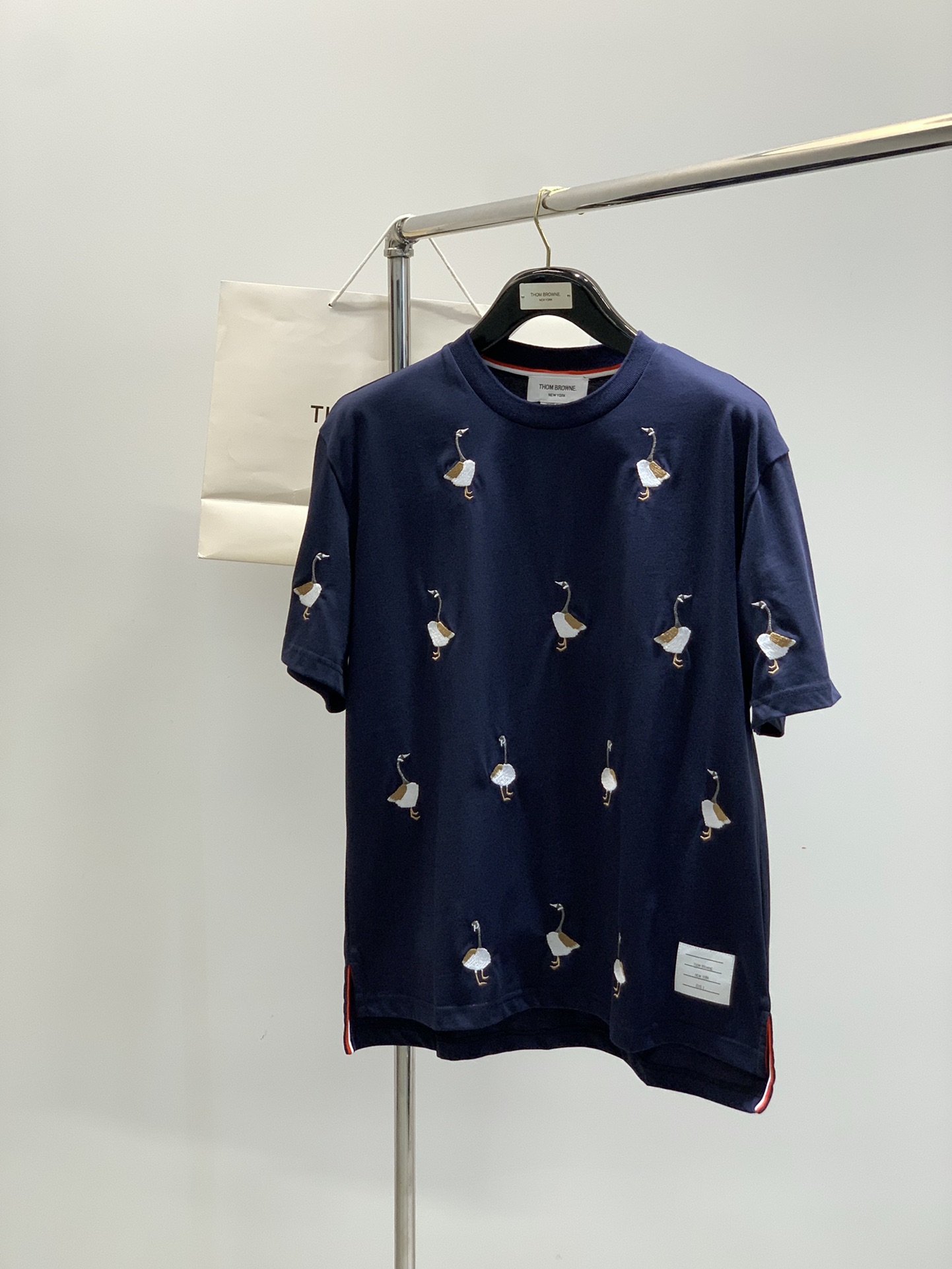 ，Thom Browne 汤姆·布朗 ，2025夏季最新品，时尚休闲圆领短袖T恤，专柜同步有售，原单狠货