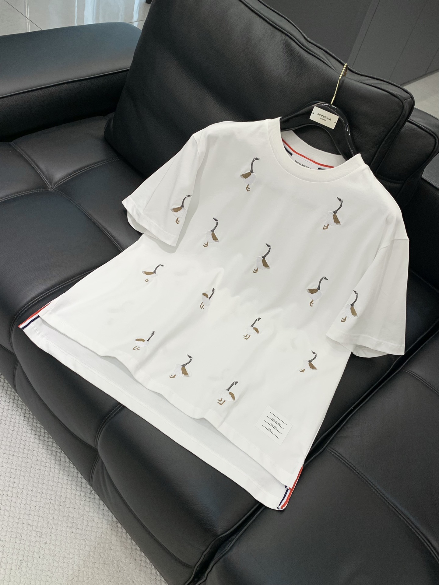 ，Thom Browne 汤姆·布朗 ，2025夏季最新品，时尚休闲圆领短袖T恤，专柜同步有售，原单狠货