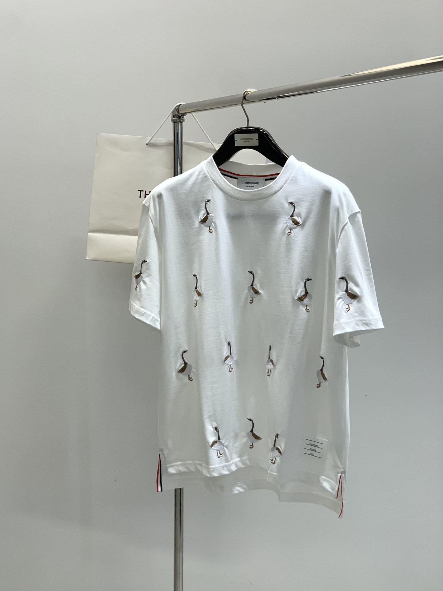 ，Thom Browne 汤姆·布朗 ，2025夏季最新品，时尚休闲圆领短袖T恤，专柜同步有售，原单狠货