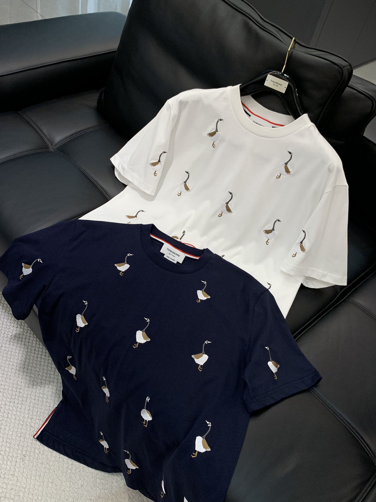 ，Thom Browne 汤姆·布朗 ，2025夏季最新品，时尚休闲圆领短袖T恤，专柜同步有售，原单狠货