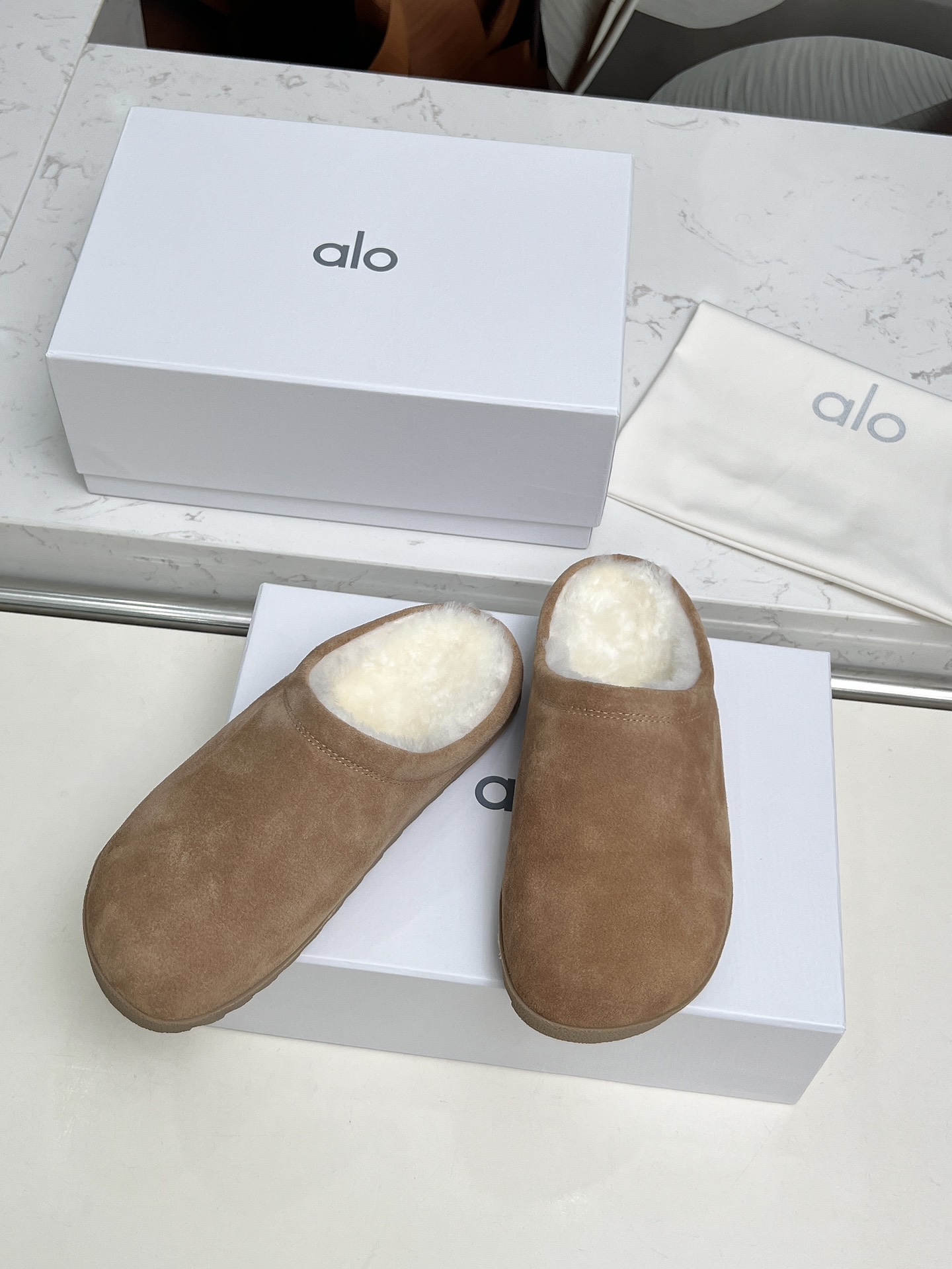 NO:484659,Alo25 new wool slippers are so cute and fashionable, with long legs that are so beautiful that I can't extricate myself. The furry wool is made of European imported A-grade wool. We are consistent with the original version and all use pure wool. The upper and footbed logo are sheepskin. We choose the original outsole with wear-resistant and non-slip size 35-41 (41 custom made without return or replacement), semi-torque, slippers, sheepskin19860909alo25新品羊毛拖鞋 巨显可爱和时髦,拉长腿一绝,出奇的暖和真的是让我无法自拔真太可爱了～ 毛茸茸的羊毛是选用欧洲进口A级羊毛 我们做到与原版一致全部采用纯羊毛 鞋面和垫脚logo是羊皮 我们选用的是原版大底耐磨防滑 码数35-41（41定做不退不换）,半拖,slippers,sheepskin,Women's Shoes