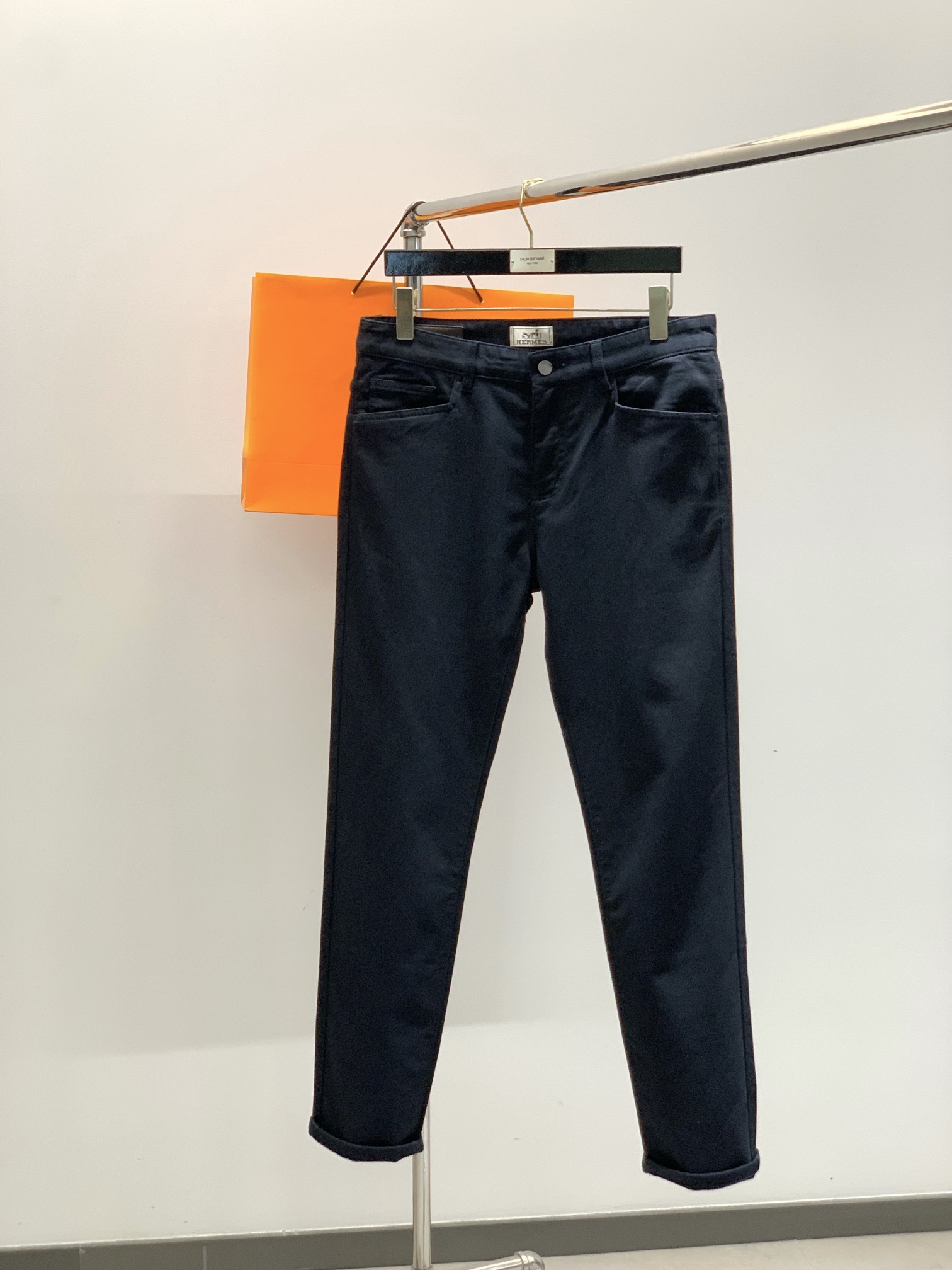 NO:567309,, Hermès, the latest autumn products, available at counters simultaneously, original goods, fashionable casual pants, customized imported original fabrics, comfortable and breathable, top-notch printing technology, letter pattern decoration logo, original hardware accessories decoration, extremely high grade, handsome and stylish upper body, 2 colors recommended, code number 30-38,, hermes, hermes, alexander wang19860909,Hermès 爱马仕,秋季最新品,专柜同步有售,原单狠货,时尚休闲裤,定制进口原版面料,舒适透气,顶级印花工艺字母图案装饰logo, 原版五金辅料装饰,档次极高,上身帅气有型,2色推荐,码数30-38,,hermes,hermes,alexander wang,Men's clothing