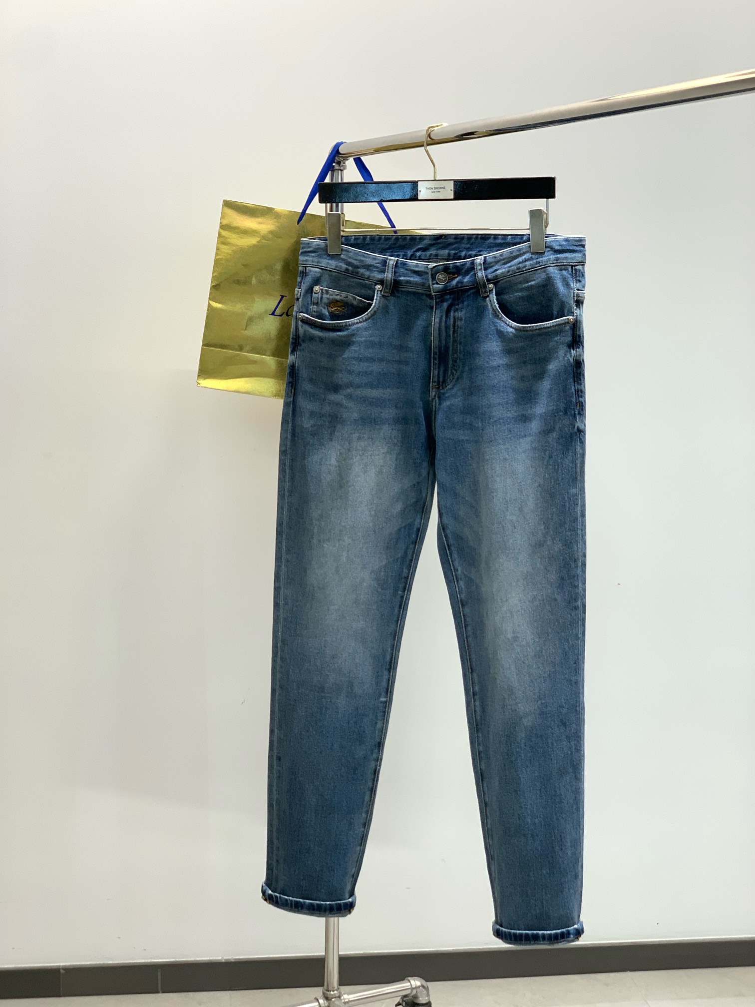 NO:567335,, ETRO, the latest autumn style, available at counters simultaneously, original order, fashionable and casual jeans, the upper body is very unique!  Eye-catching and bright, imported original fabrics, exquisite embroidery crafts letter pattern decoration Logo, original hardware accessories decoration, simple yet fashionable, classic atmosphere, comfortable and breathable, handsome and stylish upper body, code number 30-38,,jeans,alexander wang19860909,ETRO,秋季最新款,专柜同步有售,原单狠货,时尚休闲牛仔裤,上身很有特点！吸睛而有亮点,进口原版面料,精致刺绣工艺字母图案装饰Logo,原版五金辅料装饰,简单而不失时尚,经典大气,舒适透气,上身帅气有型,码数30-38,,jeans,alexander wang,Men's clothing