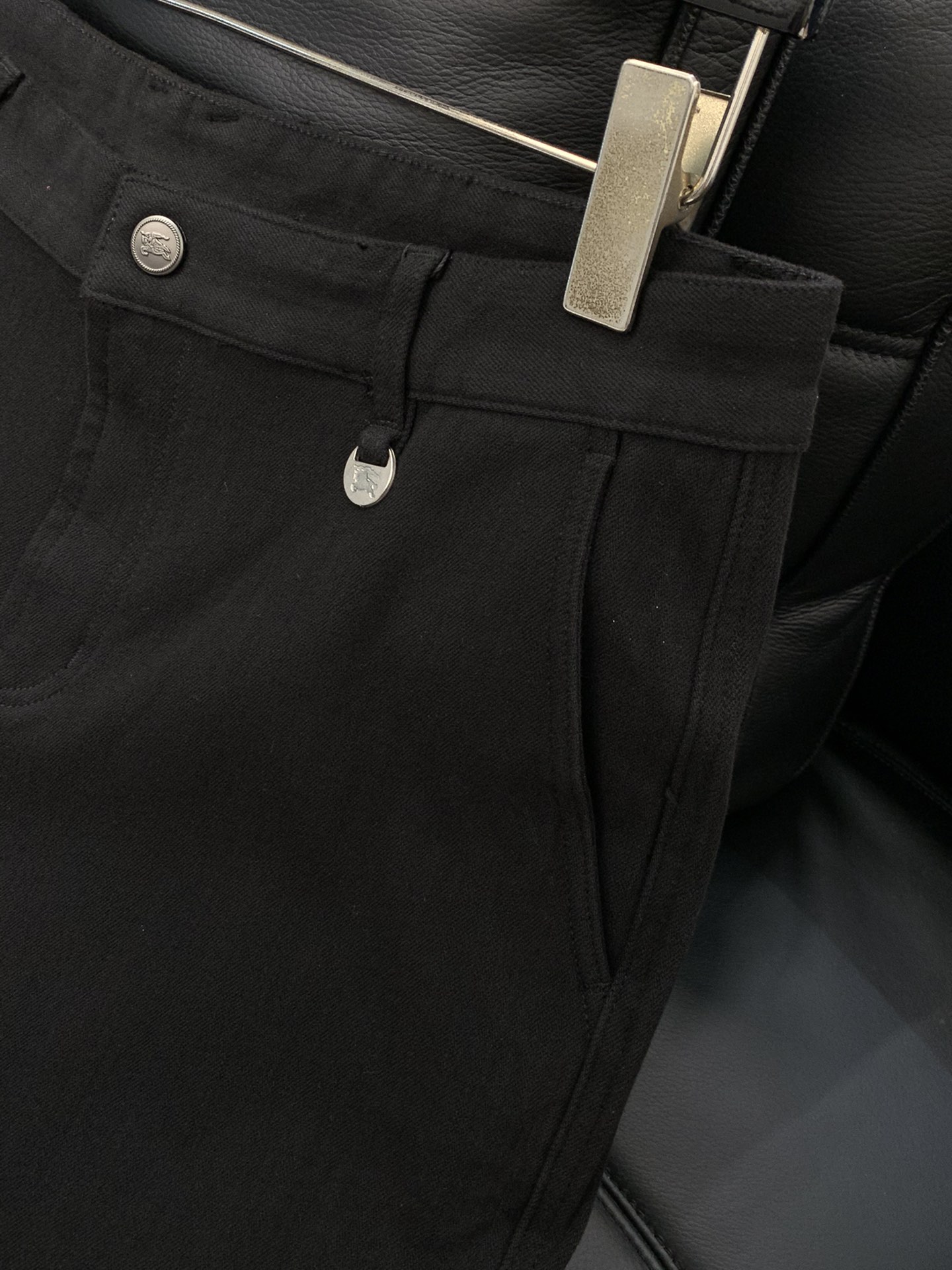 ，Burberry 巴宝莉，2025秋冬最新品，专柜同步有售，原单狠货，时尚休闲➕薄绒牛仔裤，进口原版面