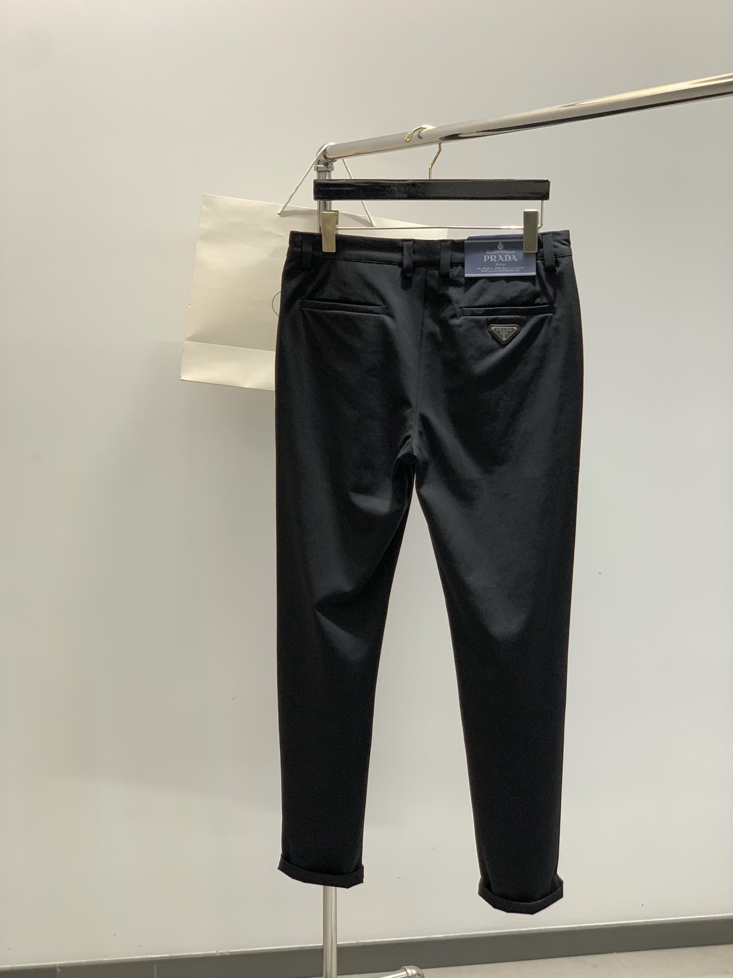 ，PRADA 普拉达，2025秋季最新品，专柜同步有售，原单狠货，时尚休闲裤，进口原版水洗弹力面料，舒适