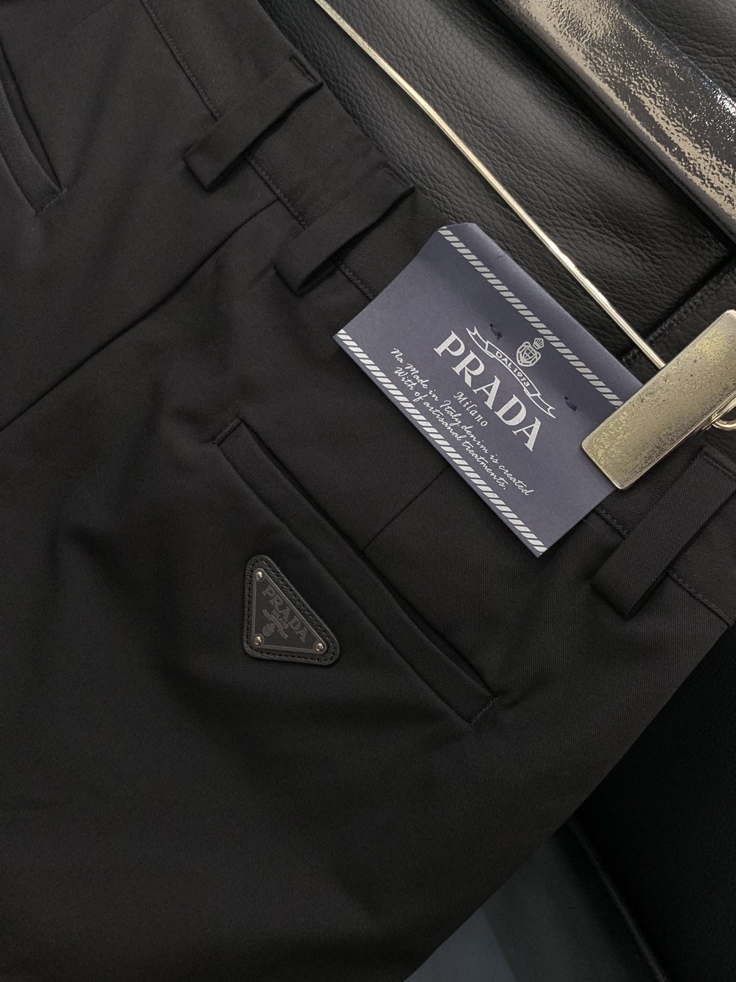 ，PRADA 普拉达，2025秋季最新品，专柜同步有售，原单狠货，时尚休闲裤，进口原版水洗弹力面料，舒适