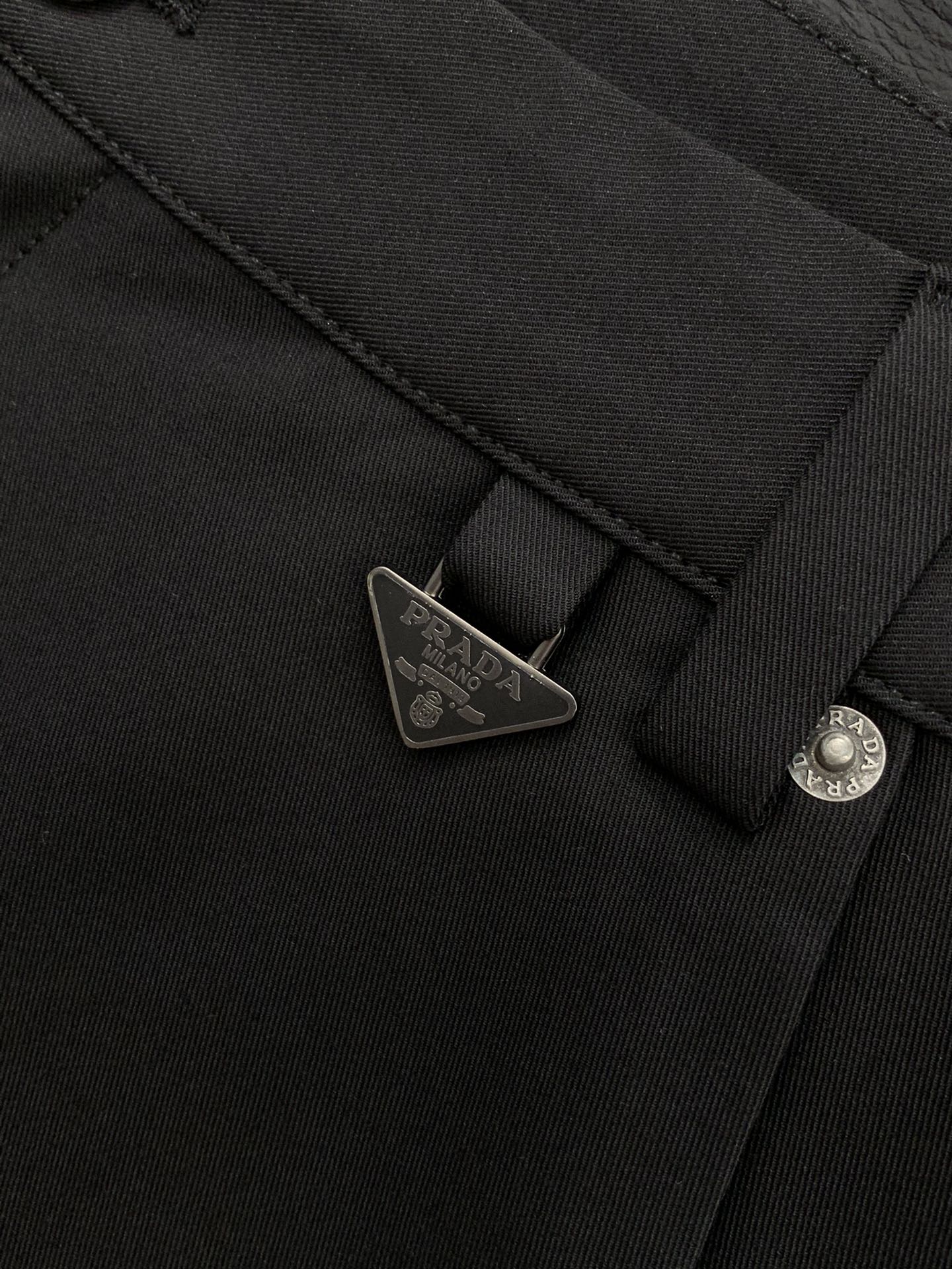 ，PRADA 普拉达，2025秋季最新品，专柜同步有售，原单狠货，时尚休闲裤，进口原版水洗弹力面料，舒适
