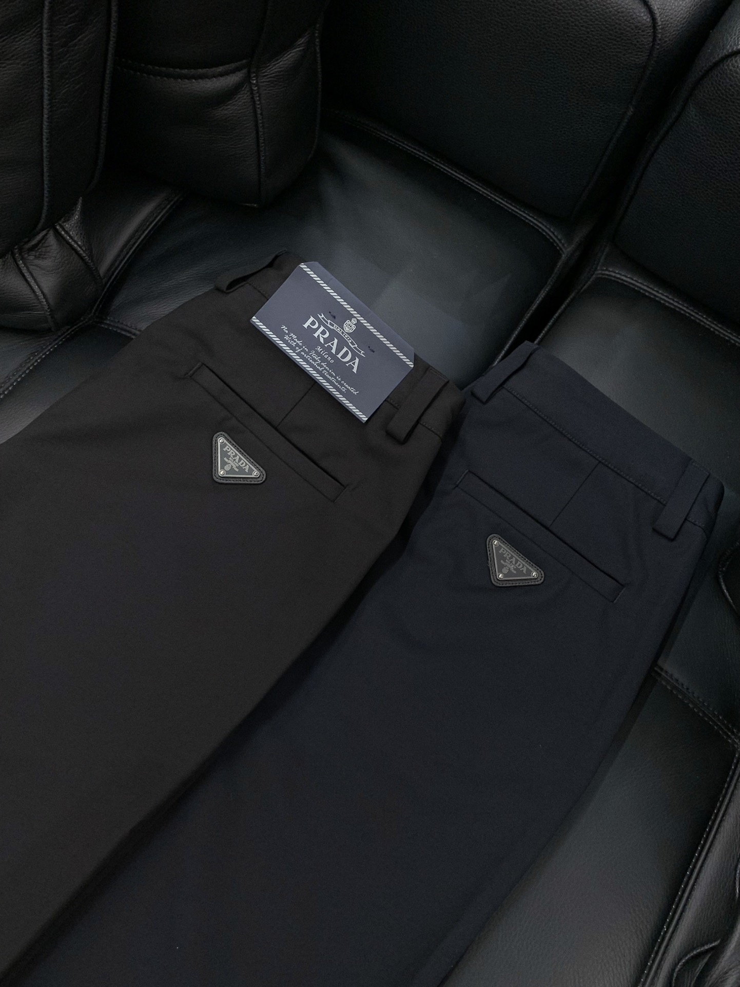 ，PRADA 普拉达，2025秋季最新品，专柜同步有售，原单狠货，时尚休闲裤，进口原版水洗弹力面料，舒适