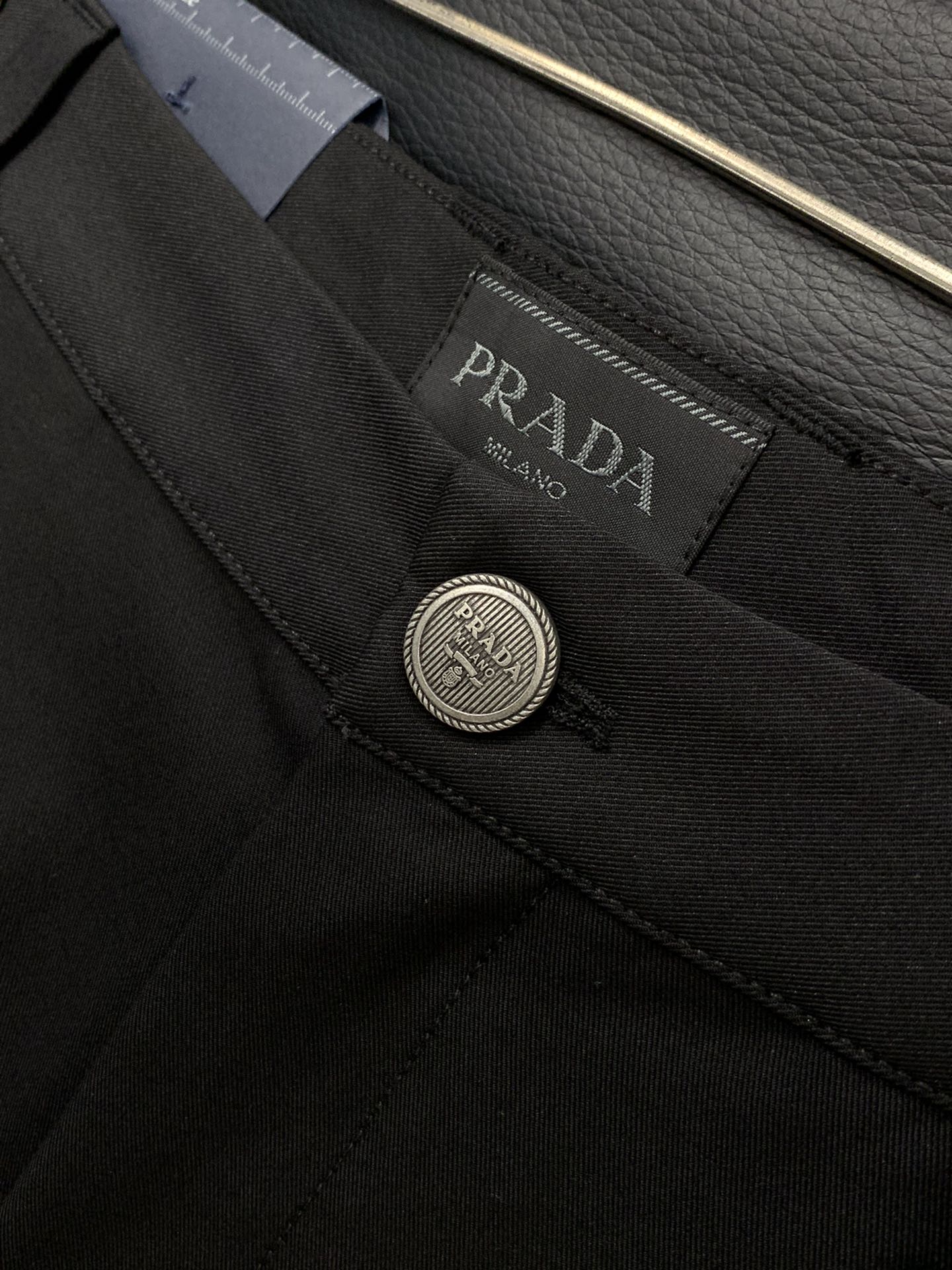 ，PRADA 普拉达，2025秋季最新品，专柜同步有售，原单狠货，时尚休闲裤，进口原版水洗弹力面料，舒适