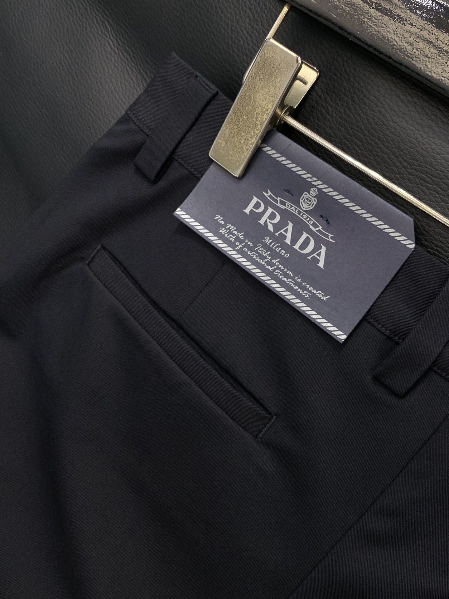 ，PRADA 普拉达，2025秋季最新品，专柜同步有售，原单狠货，时尚休闲裤，进口原版水洗弹力面料，舒适