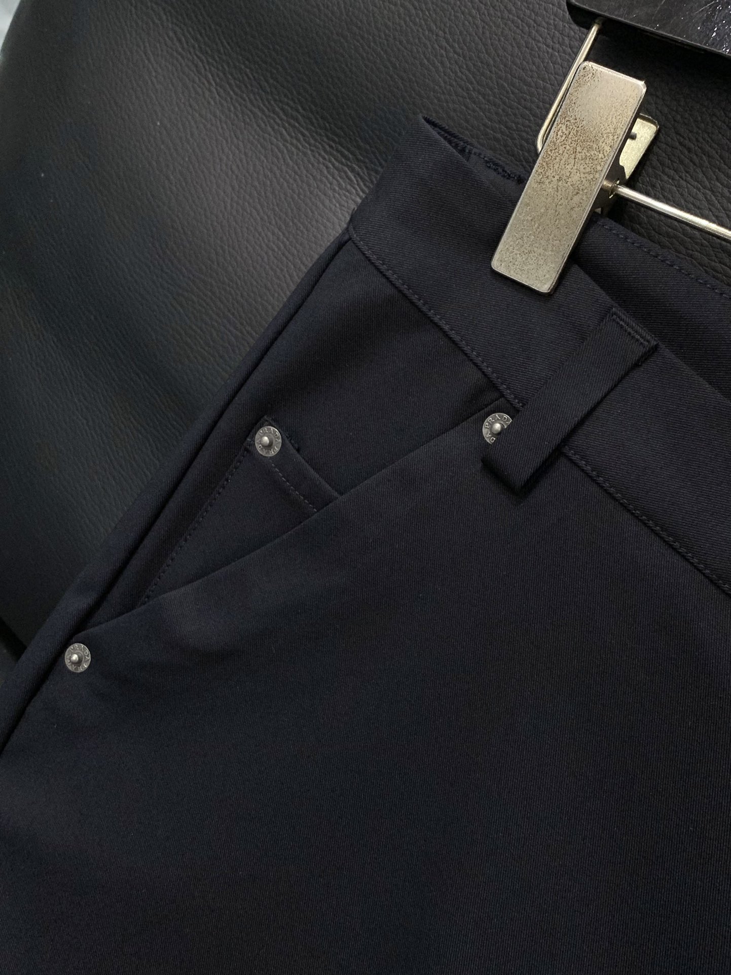，PRADA 普拉达，2025秋季最新品，专柜同步有售，原单狠货，时尚休闲裤，进口原版水洗弹力面料，舒适