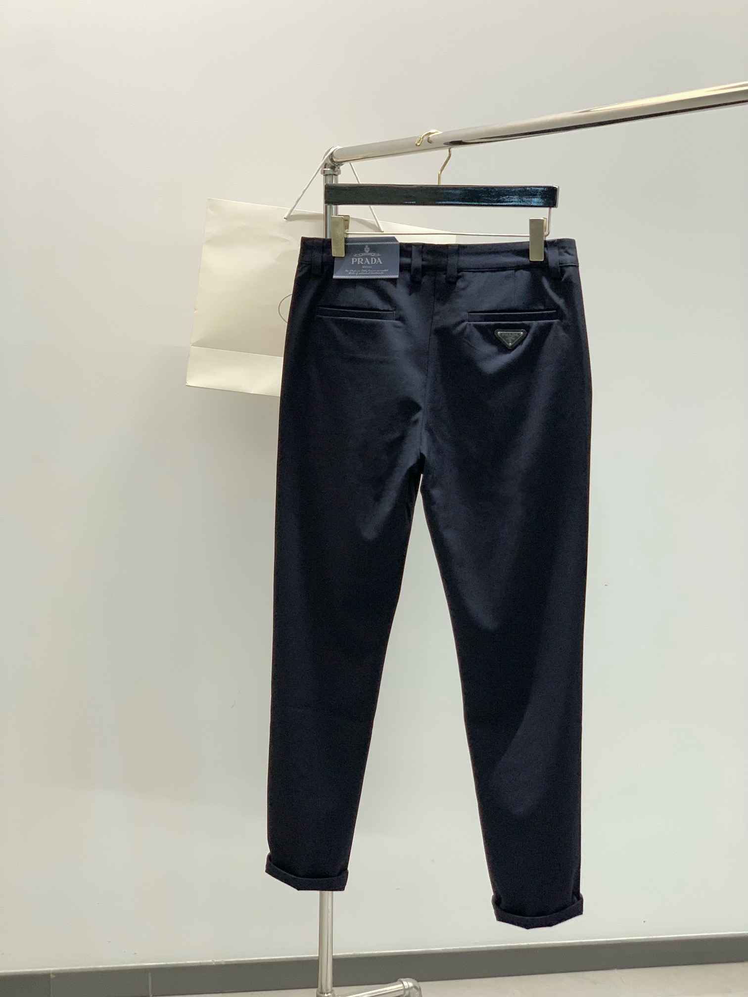 ，PRADA 普拉达，2025秋季最新品，专柜同步有售，原单狠货，时尚休闲裤，进口原版水洗弹力面料，舒适