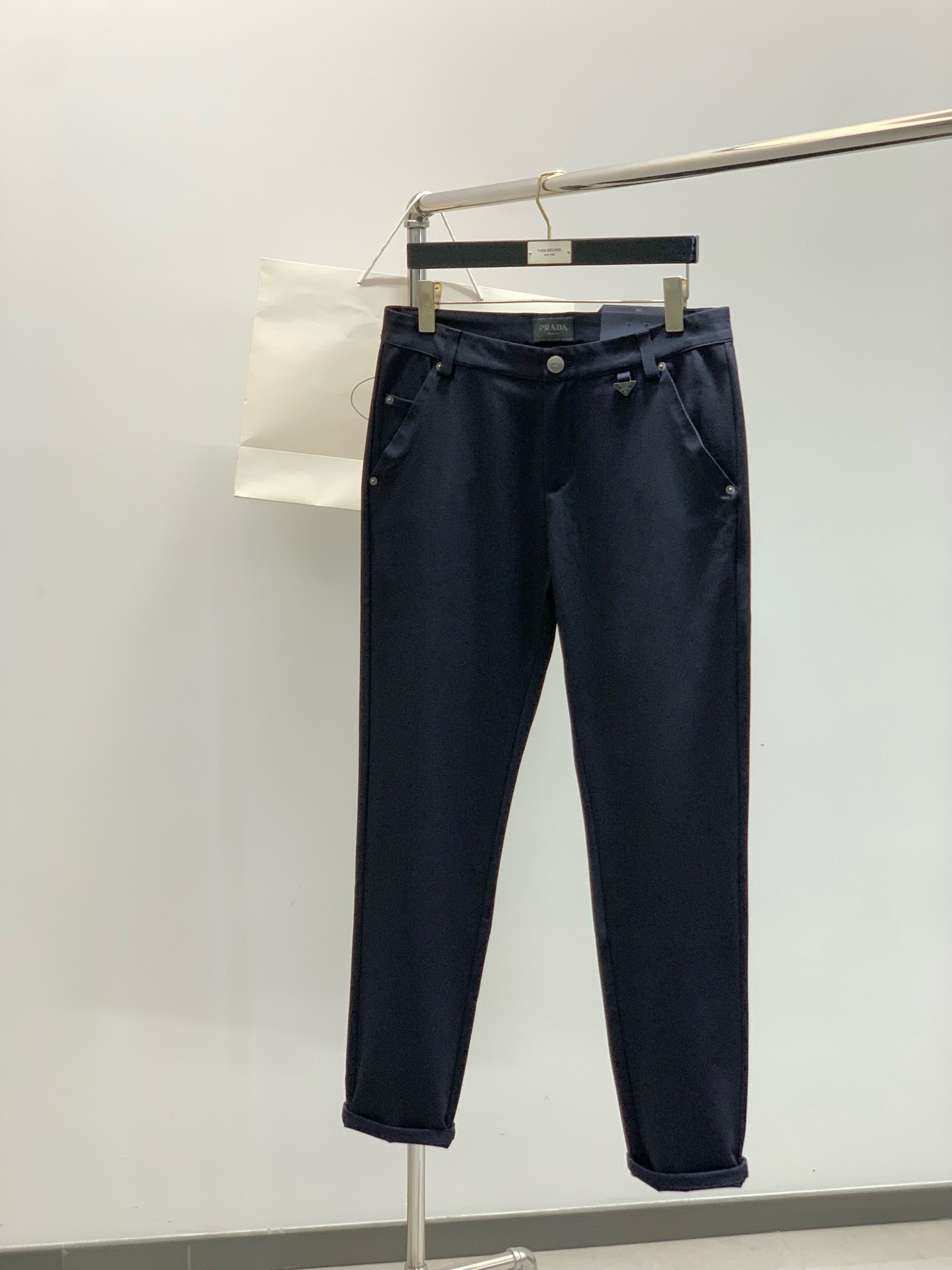 ，PRADA 普拉达，2025秋季最新品，专柜同步有售，原单狠货，时尚休闲裤，进口原版水洗弹力面料，舒适