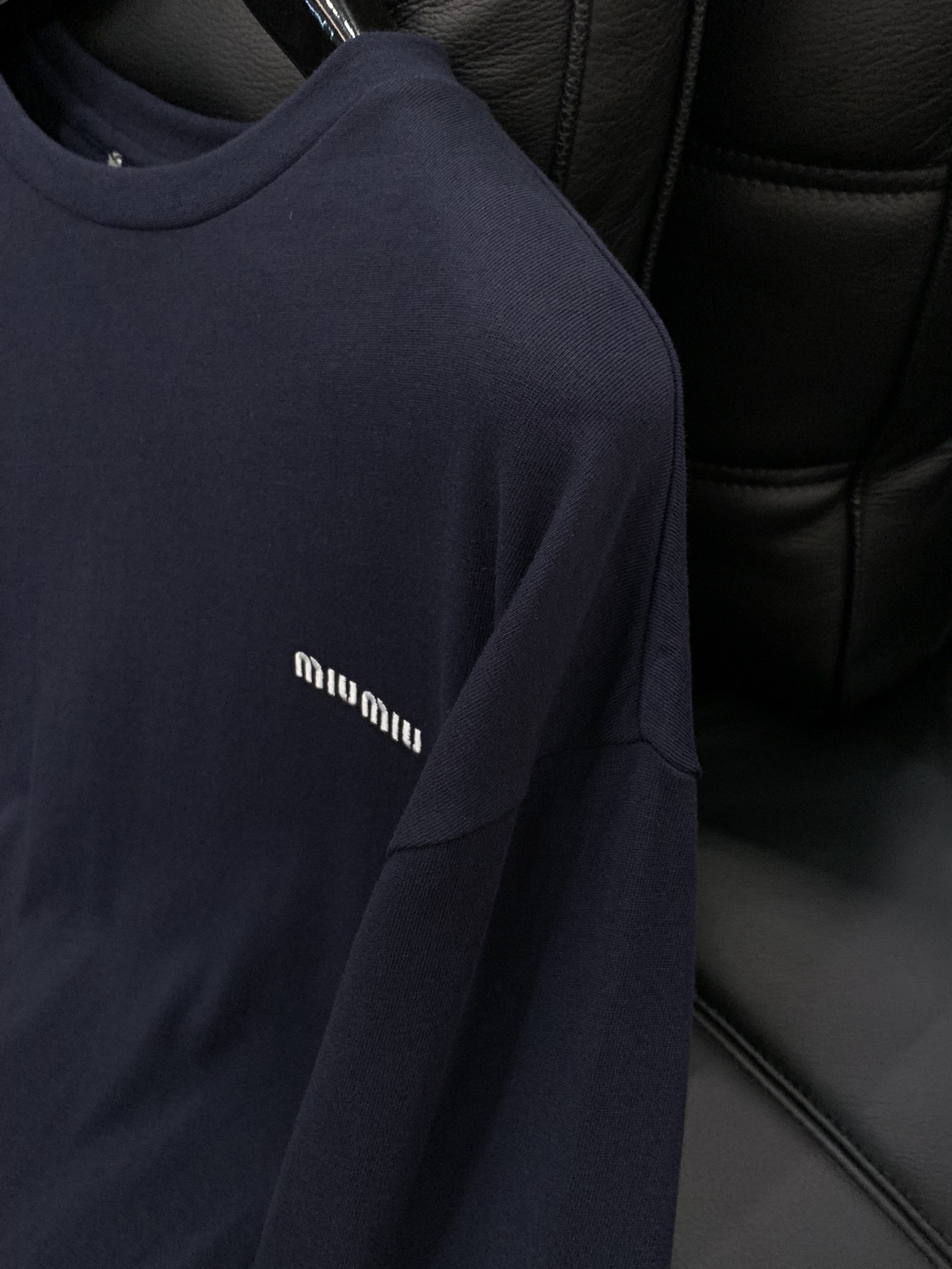 ，miu miu 2025早秋最新品，专柜同步有售，原单狠货，时尚休闲圆领长袖T恤，进口原版面料，上身舒