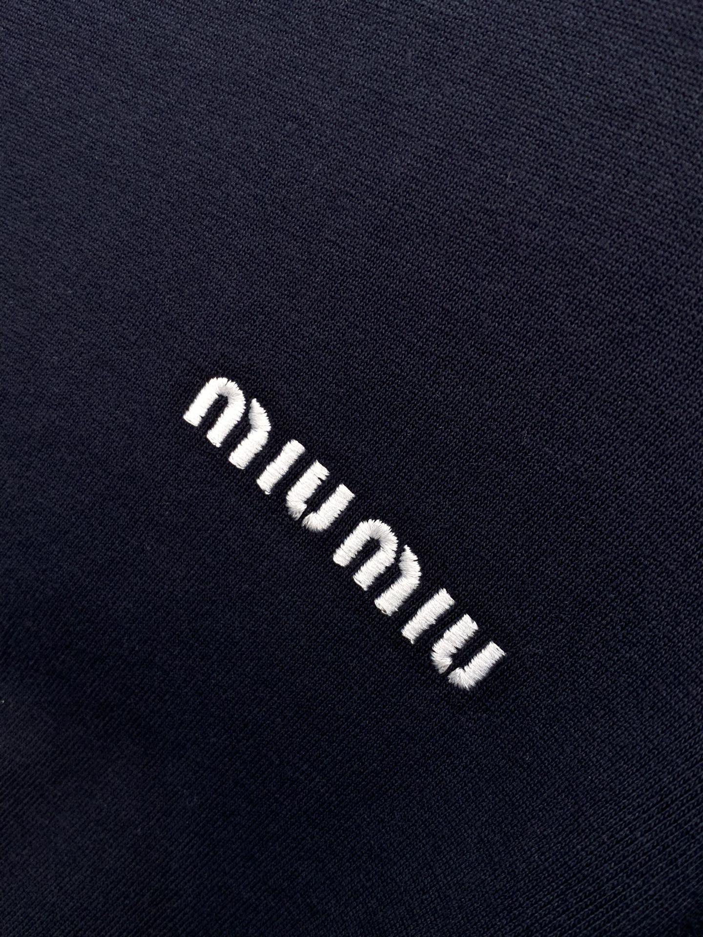 ，miu miu 2025早秋最新品，专柜同步有售，原单狠货，时尚休闲圆领长袖T恤，进口原版面料，上身舒