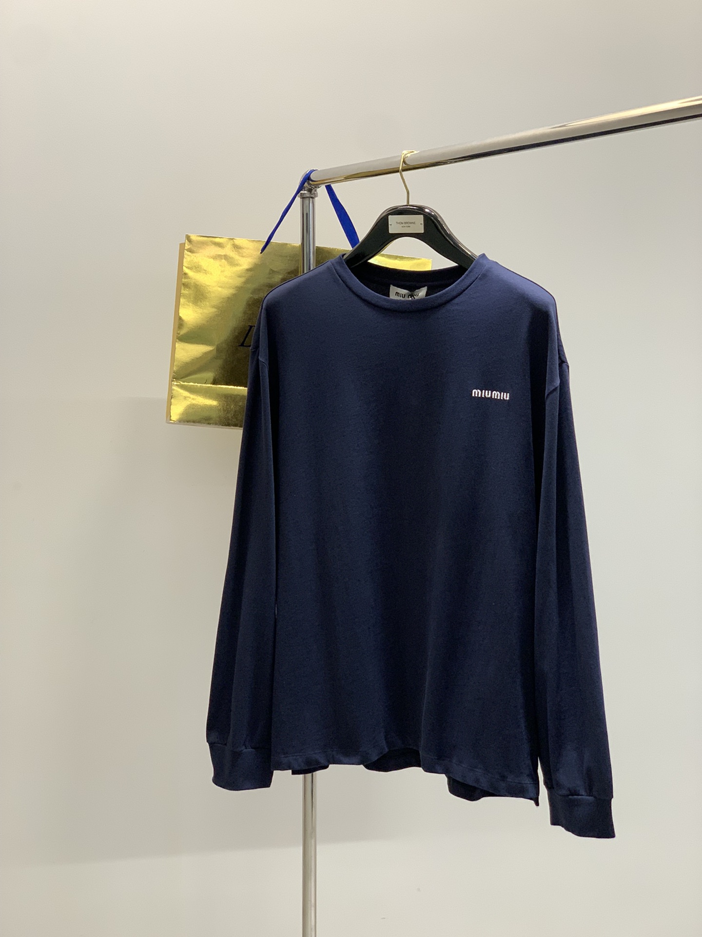 ，miu miu 2025早秋最新品，专柜同步有售，原单狠货，时尚休闲圆领长袖T恤，进口原版面料，上身舒