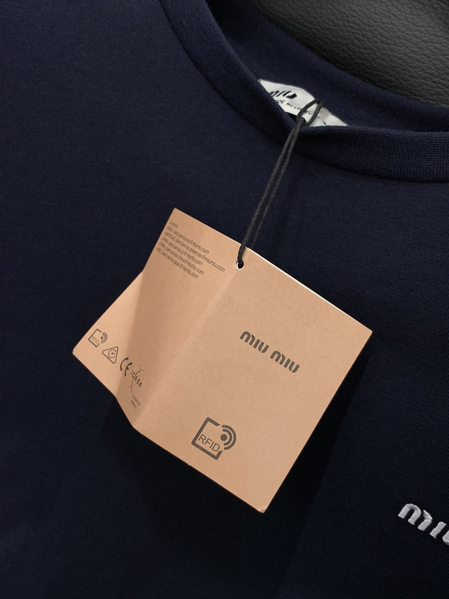 ，miu miu 2025早秋最新品，专柜同步有售，原单狠货，时尚休闲圆领长袖T恤，进口原版面料，上身舒