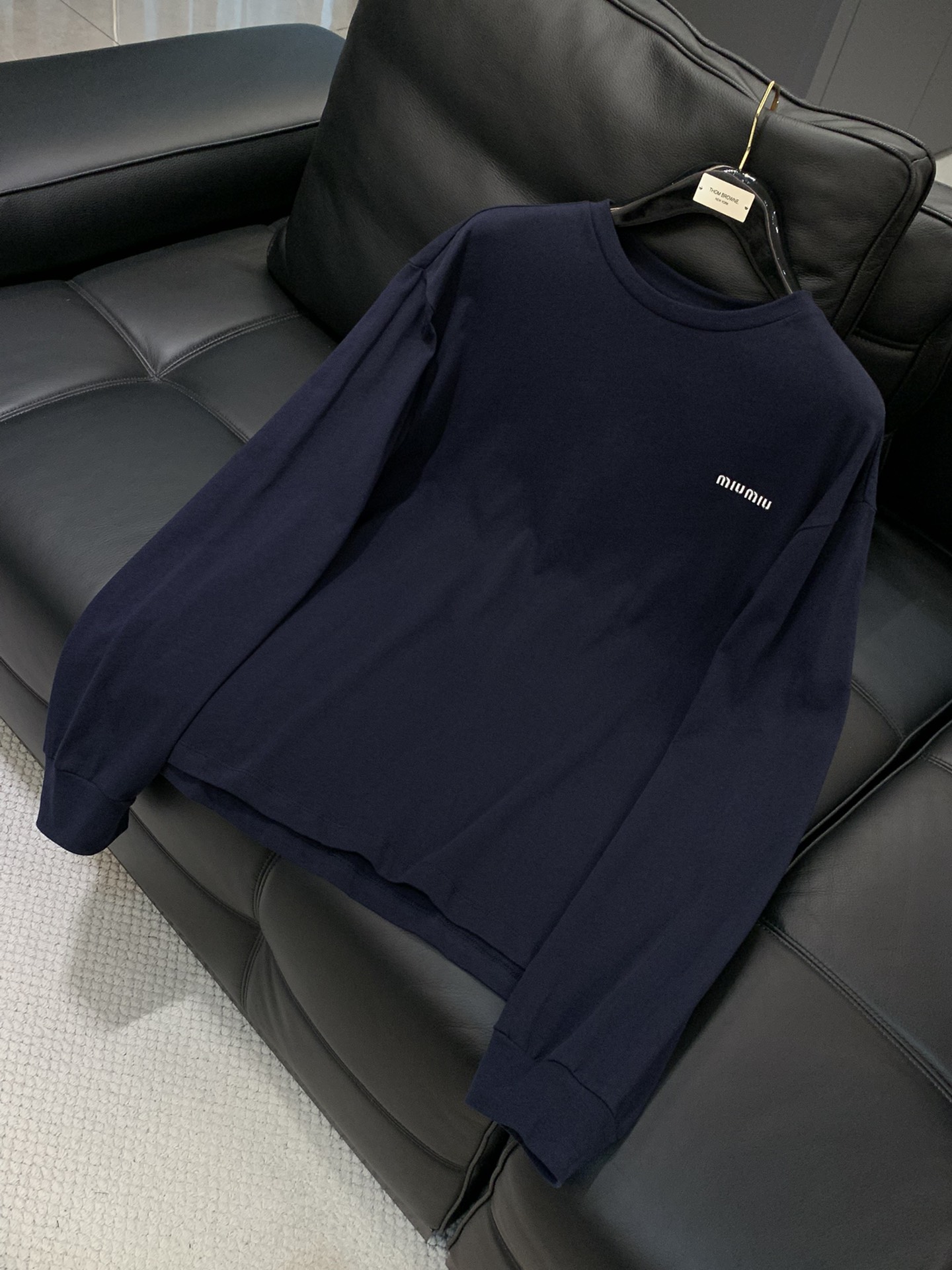 ，miu miu 2025早秋最新品，专柜同步有售，原单狠货，时尚休闲圆领长袖T恤，进口原版面料，上身舒
