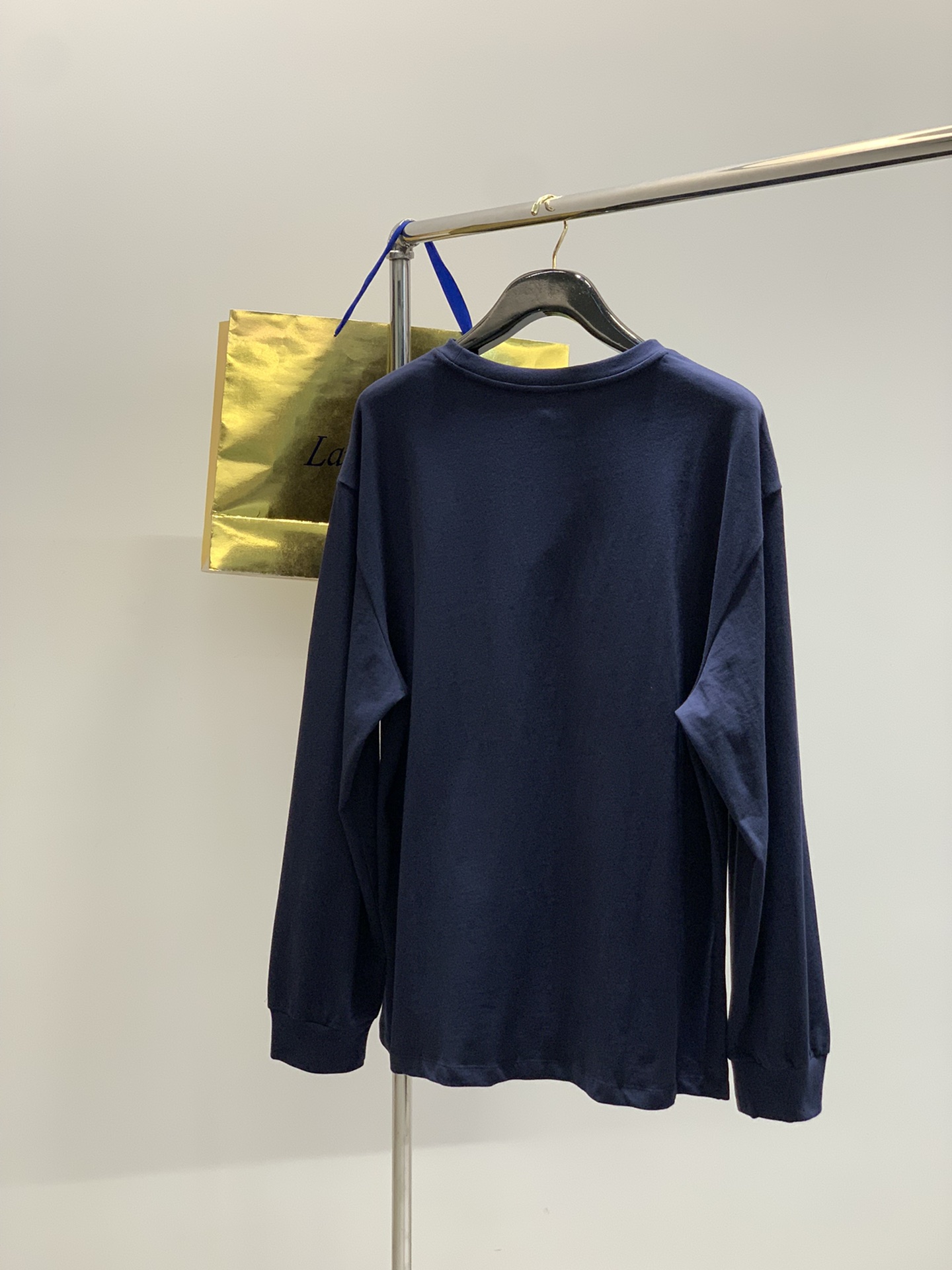 ，miu miu 2025早秋最新品，专柜同步有售，原单狠货，时尚休闲圆领长袖T恤，进口原版面料，上身舒