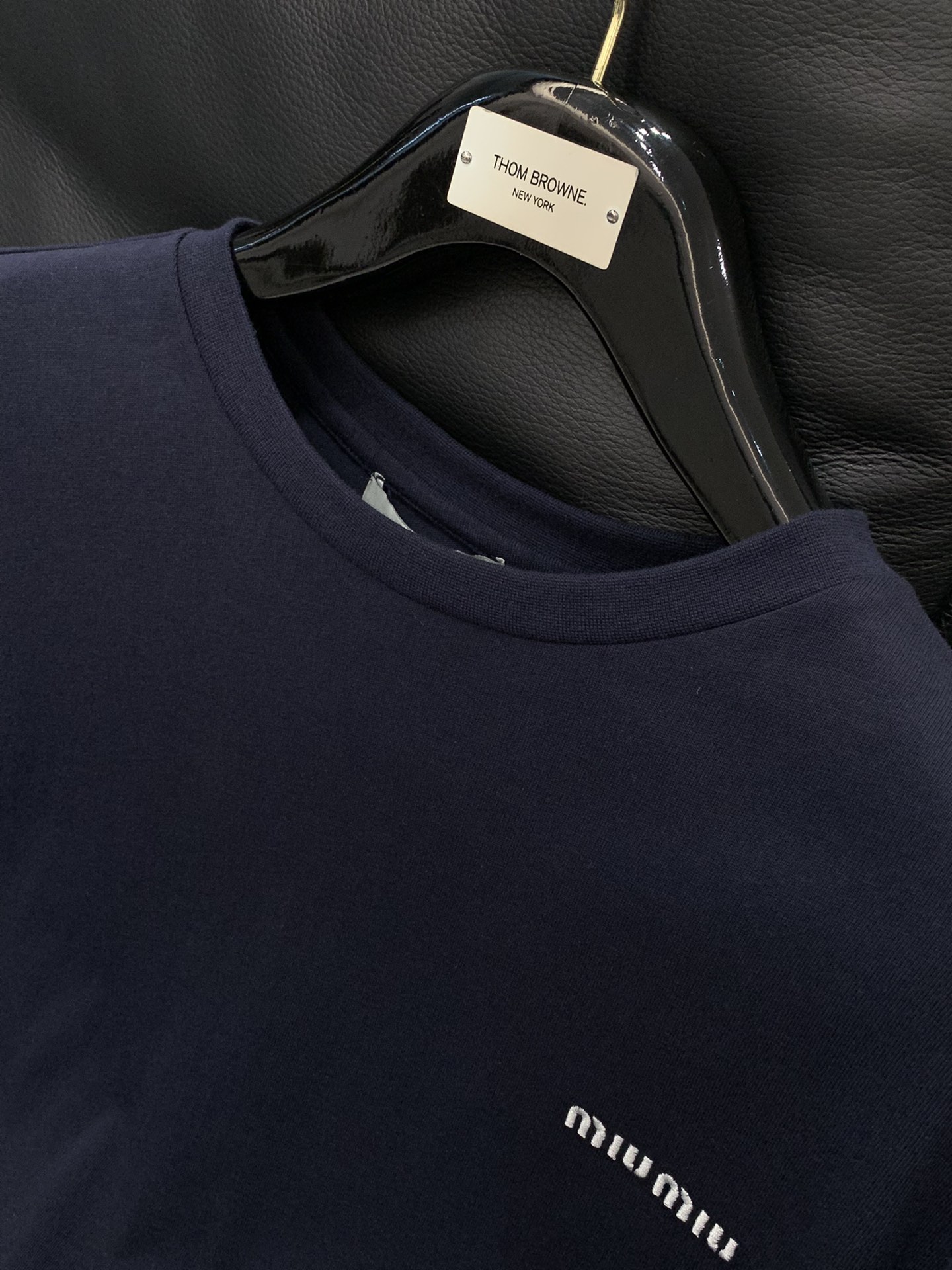 ，miu miu 2025早秋最新品，专柜同步有售，原单狠货，时尚休闲圆领长袖T恤，进口原版面料，上身舒