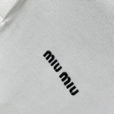 ,miu miu 2025早秋最新品,专柜同步有售,原单狠货,时尚休闲翻领长袖T恤,进口原版面料,上身舒 ,miu miu 2025早秋最新品,专柜同步有售,原单狠货,时尚休闲翻领长袖T恤,进口原版面料,上身舒