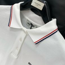 ,miu miu 2025早秋最新品,专柜同步有售,原单狠货,时尚休闲翻领长袖T恤,进口原版面料,上身舒 ,miu miu 2025早秋最新品,专柜同步有售,原单狠货,时尚休闲翻领长袖T恤,进口原版面料,上身舒