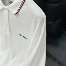 ,miu miu 2025早秋最新品,专柜同步有售,原单狠货,时尚休闲翻领长袖T恤,进口原版面料,上身舒 ,miu miu 2025早秋最新品,专柜同步有售,原单狠货,时尚休闲翻领长袖T恤,进口原版面料,上身舒