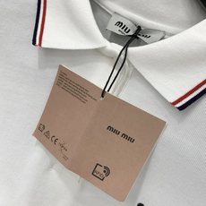 ,miu miu 2025早秋最新品,专柜同步有售,原单狠货,时尚休闲翻领长袖T恤,进口原版面料,上身舒 ,miu miu 2025早秋最新品,专柜同步有售,原单狠货,时尚休闲翻领长袖T恤,进口原版面料,上身舒