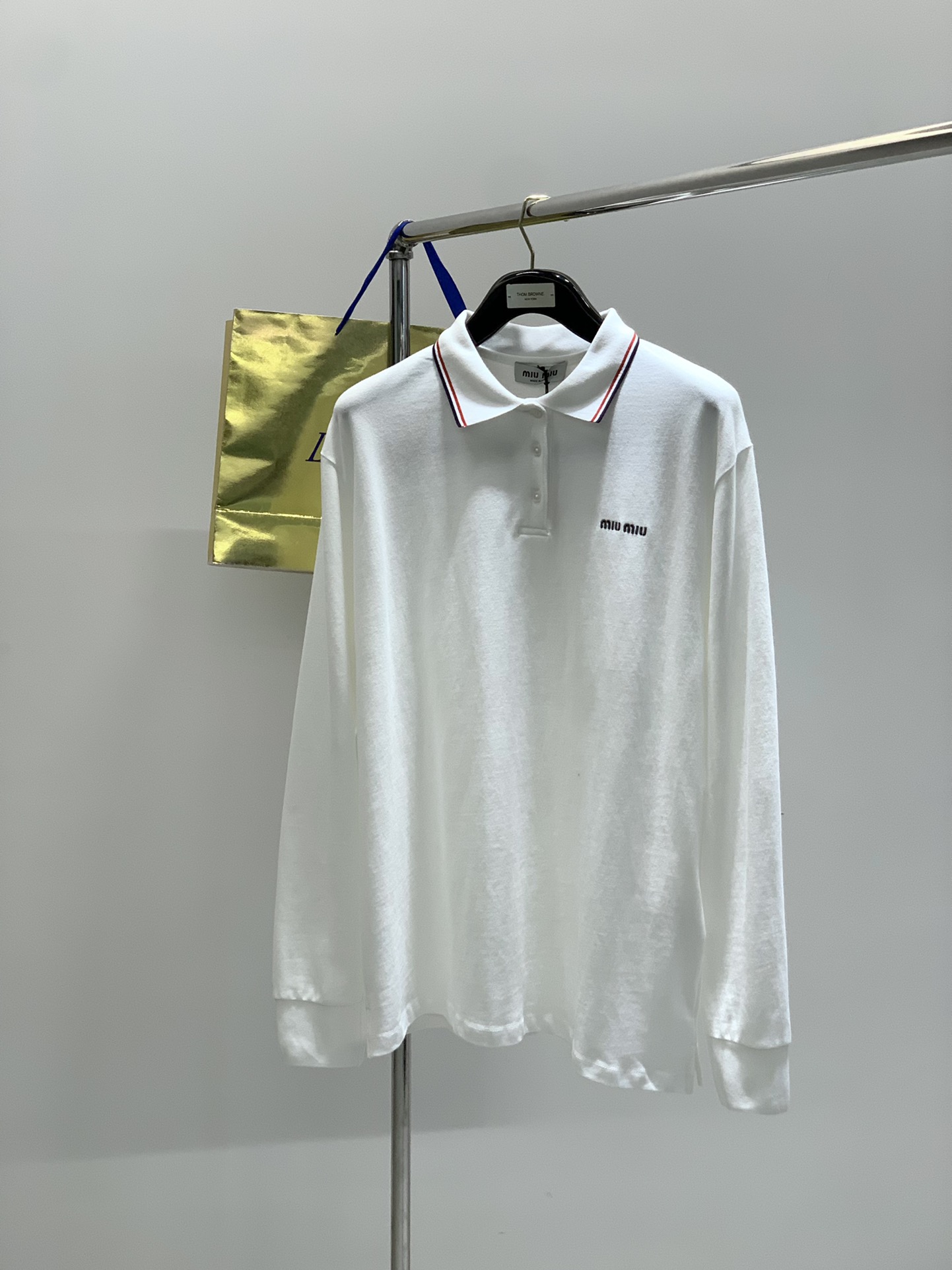 ，miu miu 2025早秋最新品，专柜同步有售，原单狠货，时尚休闲翻领长袖T恤，进口原版面料，上身舒