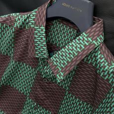,LouisVuitton 路易威登,2025夏秋最新款,专柜同步有售,原单狠货,时尚休闲长袖衬衫,上身 ,LouisVuitton 路易威登,2025夏秋最新款,专柜同步有售,原单狠货,时尚休闲长袖衬衫,上身