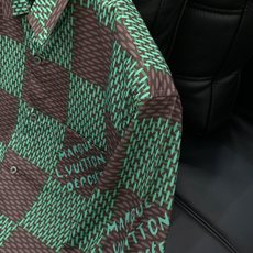 ,LouisVuitton 路易威登,2025夏秋最新款,专柜同步有售,原单狠货,时尚休闲长袖衬衫,上身 ,LouisVuitton 路易威登,2025夏秋最新款,专柜同步有售,原单狠货,时尚休闲长袖衬衫,上身