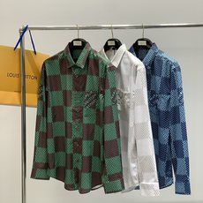 ,LouisVuitton 路易威登,2025夏秋最新款,专柜同步有售,原单狠货,时尚休闲长袖衬衫,上身 ,LouisVuitton 路易威登,2025夏秋最新款,专柜同步有售,原单狠货,时尚休闲长袖衬衫,上身