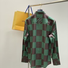 ,LouisVuitton 路易威登,2025夏秋最新款,专柜同步有售,原单狠货,时尚休闲长袖衬衫,上身 ,LouisVuitton 路易威登,2025夏秋最新款,专柜同步有售,原单狠货,时尚休闲长袖衬衫,上身