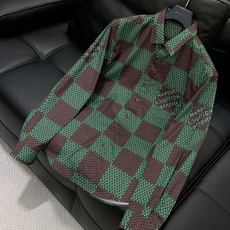 ,LouisVuitton 路易威登,2025夏秋最新款,专柜同步有售,原单狠货,时尚休闲长袖衬衫,上身 ,LouisVuitton 路易威登,2025夏秋最新款,专柜同步有售,原单狠货,时尚休闲长袖衬衫,上身
