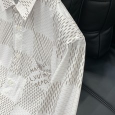 ,LouisVuitton 路易威登,2025夏秋最新款,专柜同步有售,原单狠货,时尚休闲长袖衬衫,上身 ,LouisVuitton 路易威登,2025夏秋最新款,专柜同步有售,原单狠货,时尚休闲长袖衬衫,上身