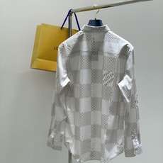 ,LouisVuitton 路易威登,2025夏秋最新款,专柜同步有售,原单狠货,时尚休闲长袖衬衫,上身 ,LouisVuitton 路易威登,2025夏秋最新款,专柜同步有售,原单狠货,时尚休闲长袖衬衫,上身