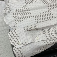 ,LouisVuitton 路易威登,2025夏秋最新款,专柜同步有售,原单狠货,时尚休闲长袖衬衫,上身 ,LouisVuitton 路易威登,2025夏秋最新款,专柜同步有售,原单狠货,时尚休闲长袖衬衫,上身