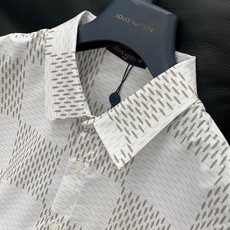 ,LouisVuitton 路易威登,2025夏秋最新款,专柜同步有售,原单狠货,时尚休闲长袖衬衫,上身 ,LouisVuitton 路易威登,2025夏秋最新款,专柜同步有售,原单狠货,时尚休闲长袖衬衫,上身