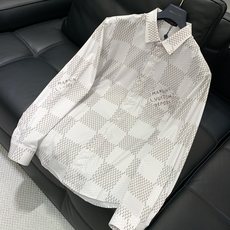 ,LouisVuitton 路易威登,2025夏秋最新款,专柜同步有售,原单狠货,时尚休闲长袖衬衫,上身 ,LouisVuitton 路易威登,2025夏秋最新款,专柜同步有售,原单狠货,时尚休闲长袖衬衫,上身