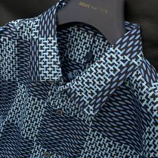 ,LouisVuitton 路易威登,2025夏秋最新款,专柜同步有售,原单狠货,时尚休闲长袖衬衫,上身 ,LouisVuitton 路易威登,2025夏秋最新款,专柜同步有售,原单狠货,时尚休闲长袖衬衫,上身
