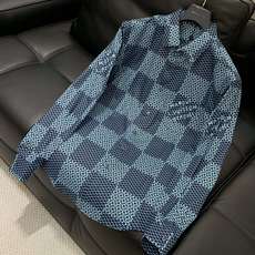,LouisVuitton 路易威登,2025夏秋最新款,专柜同步有售,原单狠货,时尚休闲长袖衬衫,上身 ,LouisVuitton 路易威登,2025夏秋最新款,专柜同步有售,原单狠货,时尚休闲长袖衬衫,上身