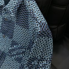 ,LouisVuitton 路易威登,2025夏秋最新款,专柜同步有售,原单狠货,时尚休闲长袖衬衫,上身 ,LouisVuitton 路易威登,2025夏秋最新款,专柜同步有售,原单狠货,时尚休闲长袖衬衫,上身