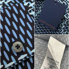 ,LouisVuitton 路易威登,2025夏秋最新款,专柜同步有售,原单狠货,时尚休闲长袖衬衫,上身 ,LouisVuitton 路易威登,2025夏秋最新款,专柜同步有售,原单狠货,时尚休闲长袖衬衫,上身