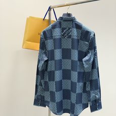 ,LouisVuitton 路易威登,2025夏秋最新款,专柜同步有售,原单狠货,时尚休闲长袖衬衫,上身 ,LouisVuitton 路易威登,2025夏秋最新款,专柜同步有售,原单狠货,时尚休闲长袖衬衫,上身