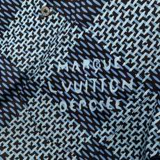 ,LouisVuitton 路易威登,2025夏秋最新款,专柜同步有售,原单狠货,时尚休闲长袖衬衫,上身 ,LouisVuitton 路易威登,2025夏秋最新款,专柜同步有售,原单狠货,时尚休闲长袖衬衫,上身
